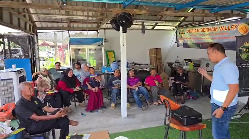 Pertemuan komuniti pekebun di Pusat Pengumpulan Ladang PPL Bernam Valley