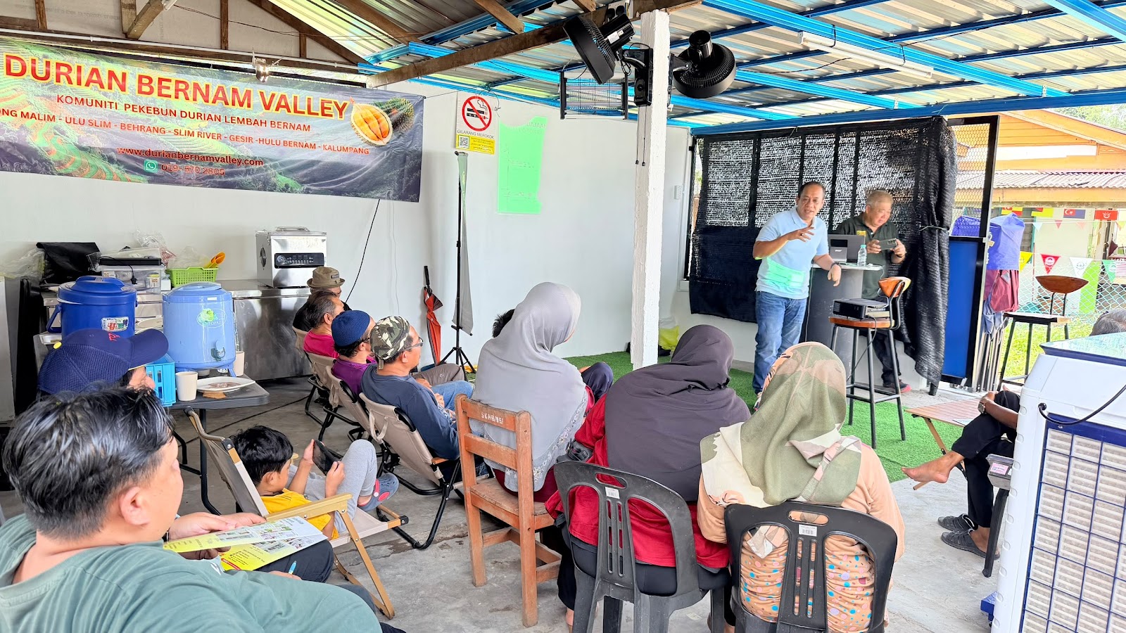 Sesi latihan komuniti pekebun durian Lembah Bernam di BV Hub dengan banner Durian Bernam Valley
