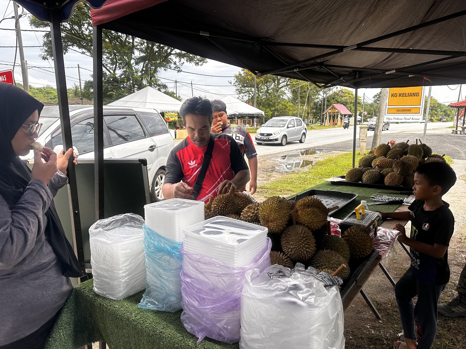 Pekerja BV Hub membungkus durian untuk pelanggan
