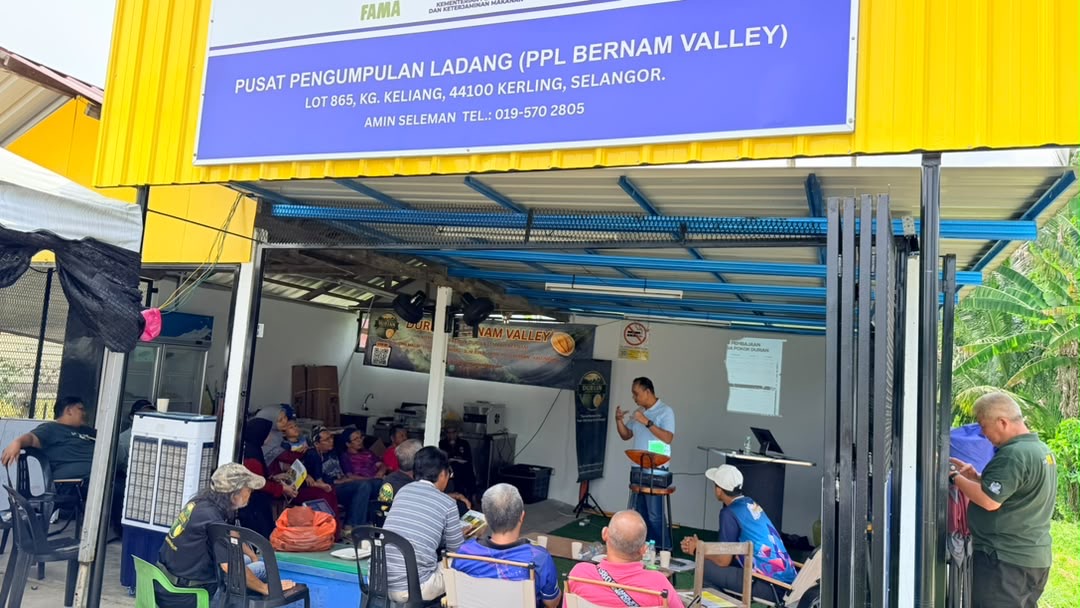 Papan tanda rasmi Pusat Pengumpulan Ladang PPL Bernam Valley semasa sesi latihan